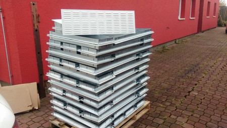 100 kusů mřížka vetraci na fasadu bila hlinikova s ramem a sitovinou 850_250 mm